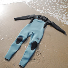 Cargar imagen en el visor de la galería, Full wetsuit for cool water ocean activities.
